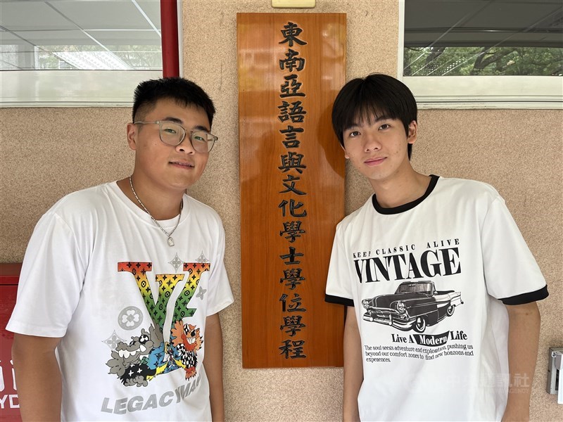 Mahasiswa National Chengchi University (NCCU), Harry Chan (kiri) dan Sean Hsu berpose di samping papan nama Departemen Bahasa dan Budaya Asia Tenggara (SEALC) di kampus tersebut di Taipei pada akhir Mei. (Sumber Foto : CNA, 12 Agustus 2026)
