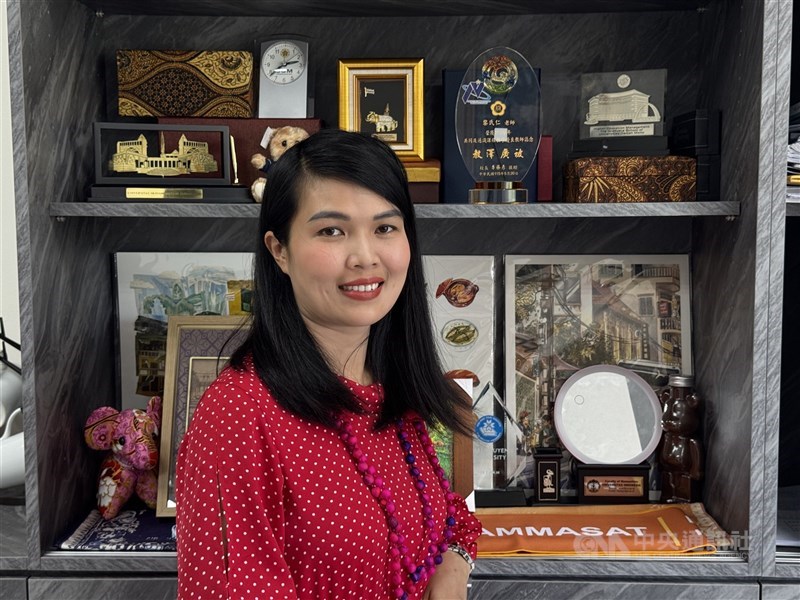 Le Thi-Nham, ketua Departemen Bahasa dan Budaya Asia Tenggara NCCU, berpose di kantornya di sekolah tersebut di Taipei pada akhir Mei (Sumber Foto : CNA, 12 Agustus 2026)