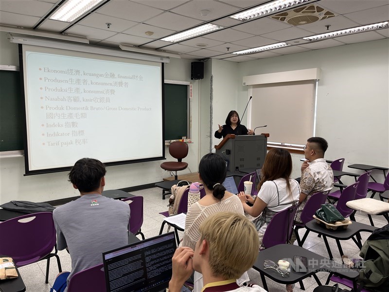 Para siswa menghadiri kelas bahasa Indonesia yang diajar oleh Farini Anwar di NCCU, Taipei pada akhir Mei. (Sumber Foto : CNA, 12 Agustus 2026)