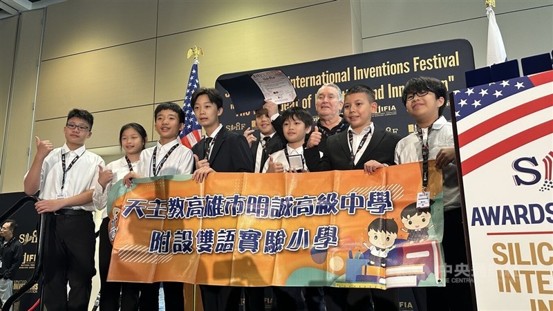 Tim mahasiswa Taiwan di balik aplikasi "AllerDetect GO" berpose di atas panggung dengan spanduk dan sertifikat di Silicon Valley International Inventions Festival di Santa Clara, California, pada hari Minggu. (Sumber Foto : CNA, 16 Agustus 2026)