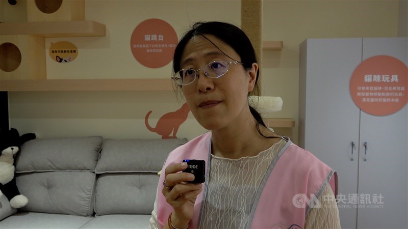 Pao Hai-ni, wakil kepala Kantor Perlindungan Hewan dan Inspeksi Kesehatan Kota New Taipei, memperkenalkan fitur-fitur “Happy Cat Home” di tempat penampungan hewan publik Banqiao pada hari Senin. Foto CNA 17 Agustus 2026