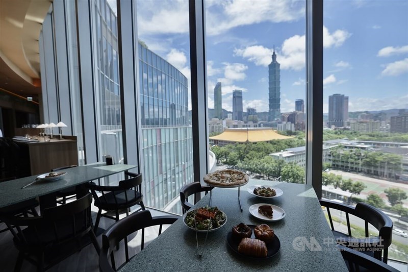 Sebuah restoran di lantai atas Monet Garden, bagian terbaru dari pusat perbelanjaan Garden City milik Far Eastern SOGO di kompleks Taipei Dome, menghadap pemandangan kota Taipei termasuk Taipei 101, seperti yang terlihat selama pratinjau media pada hari Selasa. (Sumber Foto : CNA, 18 Agustus 2026)