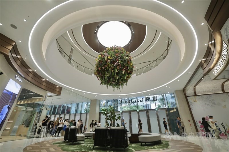 Atrium interior Monet Garden, bagian terbaru dari pusat perbelanjaan Garden City milik Far Eastern SOGO di kompleks Taipei Dome, terlihat pada Selasa menjelang pembukaan percobaan pada Sabtu. (Sumber Foto : CNA, 18 Agustus 2026)