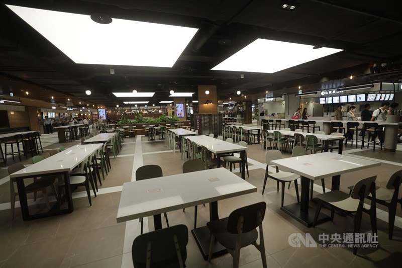 Area makan B2 Monet Garden, bagian terbaru dari pusat perbelanjaan Garden City Far Eastern SOGO di kompleks Taipei Dome. (Sumber Foto : CNA, 18 Agustus 2026)