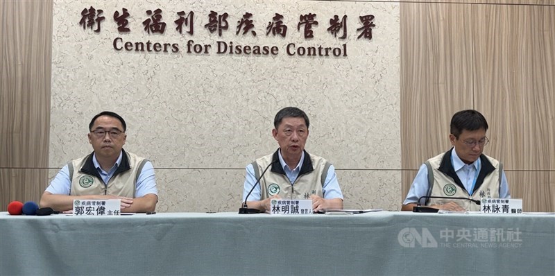 Pejabat Pusat Pengendalian Penyakit menghadiri konferensi pers di Taipei pada Selasa untuk mengumumkan perluasan kriteria penerima antivirus influenza yang didanai pemerintah. (Sumber Foto : CNA, 18 Agustus 2026)