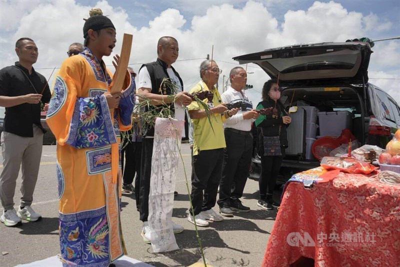 Kepala Kelurahan Hengchun, You Shi-jing (ketiga dari kanan), memimpin upacara ritual tradisional di Kelurahan Hengchun, Kabupaten Pingtung, pada Rabu sebagai bagian dari persiapan untuk lomba panjat tiang Festival Hantu tahunan. (Sumber Foto : CNA, 19 Agustus 2026)
