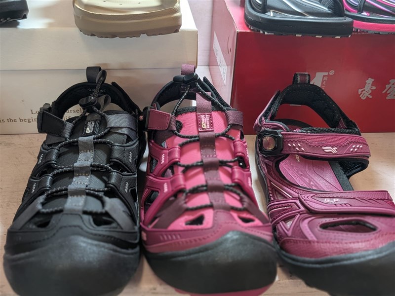 Sandal buatan Indonesia. (Sumber Foto : KDEI Taipei).