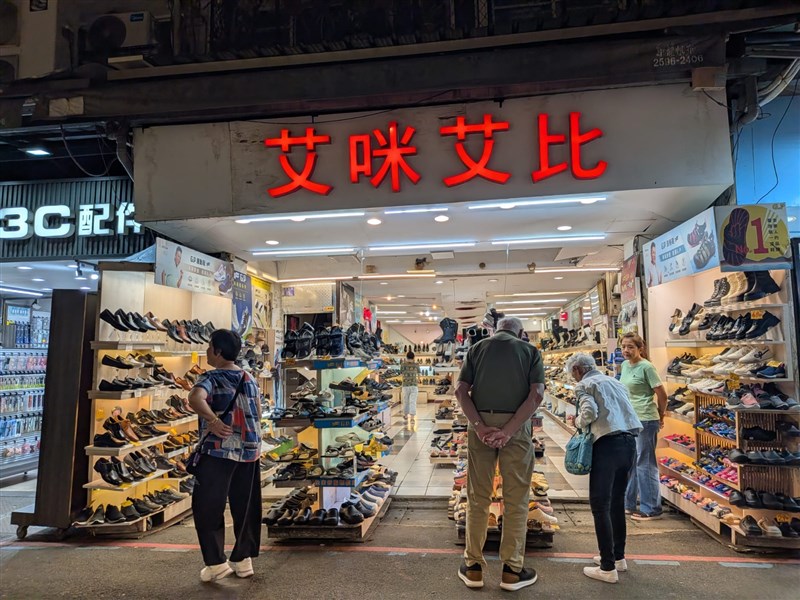 Salah satu toko yang menjual sandal buatan Indonesia di pasar malam Shilin. (Sumber Foto : KDEI Taipei).