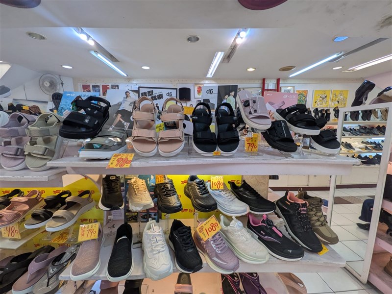 Beragam sandal dan sepatu buatan Indonesia. (Sumber Foto : KDEI Taipei).