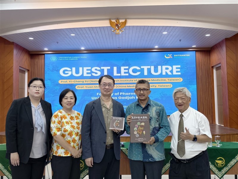 Profesor Chang Yuan-shiun (kanan), Direktur Su Yi-chang (tengah), Wakil Dekan Nanang Fakhrudin (kedua dari kanan), dan yang lainnya di Universitas Gadjah Mada. (Sumber Foto : Delegasi Taiwan)