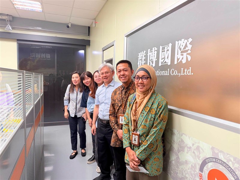 Perwakilan KDEI Taipei berfoto bersama pelaku usaha minuman teh setelah kunjungannya di perusahaan tersebut. (Sumber Foto : KDEI Taipei).