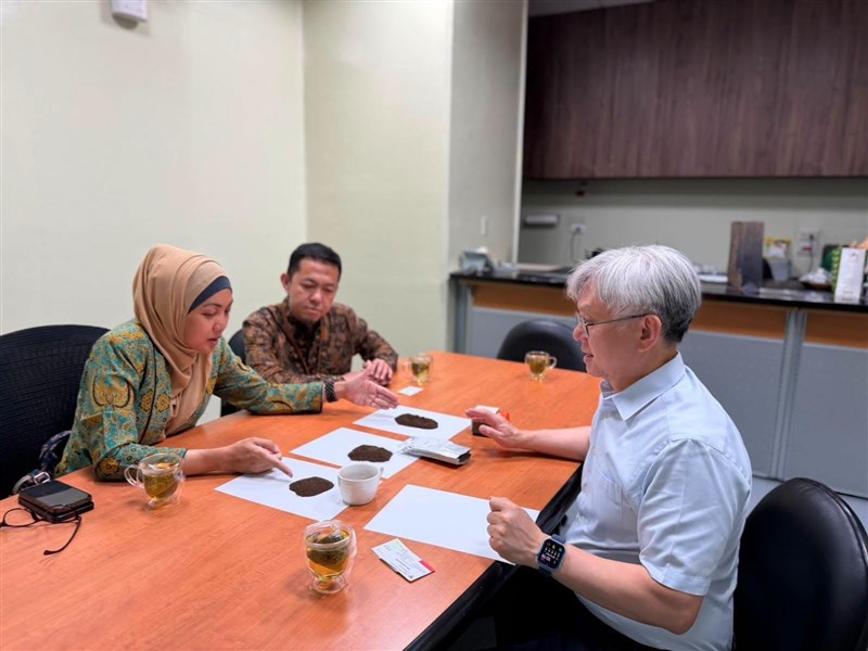 Wara Agustina Rukmini, Kepala Bidang Perdagangan KDEI didampingi oleh Arie Mardiansyah, analis bidang perdagangan mengunjungi pelaku usaha minuman teh. (Sumber Foto : KDEI Taipei).