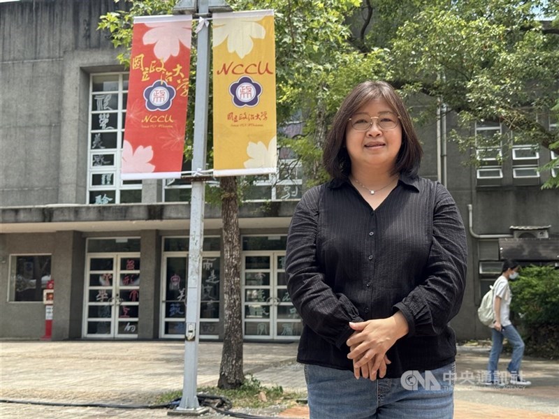 Farini Anwar yang mengajar penerjemahan dan interpretasi Indonesia-Mandarin di NCCU, berpose di kampus sekolah tersebut di Taipei, akhir Mei. (Sumber foto: CNA, 12 Agustus 2026)