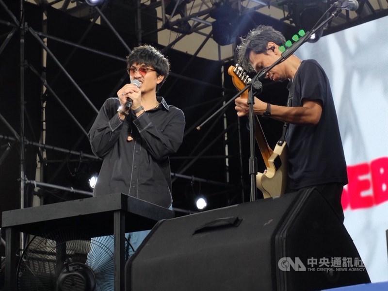 Sheila on 7 mengguncang panggung Festival Budaya Indonesia, New Taipei. (Sumber Foto : CNA, 23 Agustus 2026)