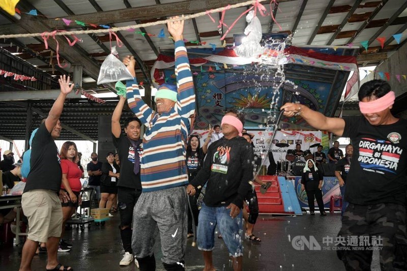 Para nelayan migran Indonesia merayakan Hari Kemerdekaan Indonesia ke-81 pada tanggal 17 Agustus, hari Minggu. (Sumber Foto : CNA, 23 Agustus 2026)
