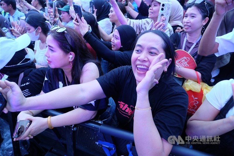 Antusiasme Maya, seorang PMI yang mengidolakan Sheila on 7 sejak duduk di bangku SMP. (Sumber foto: CNA)