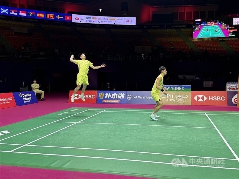 Bintang bulu tangkis Taiwan, Lee Jhe-huei (kanan) dan Yang Po-hsuan (kiri), berpasangan di semifinal ganda putra Kejuaraan Dunia BWF 2026 pada hari Sabtu. (Sumber Foto : CNA, 22 Agustus 2026)