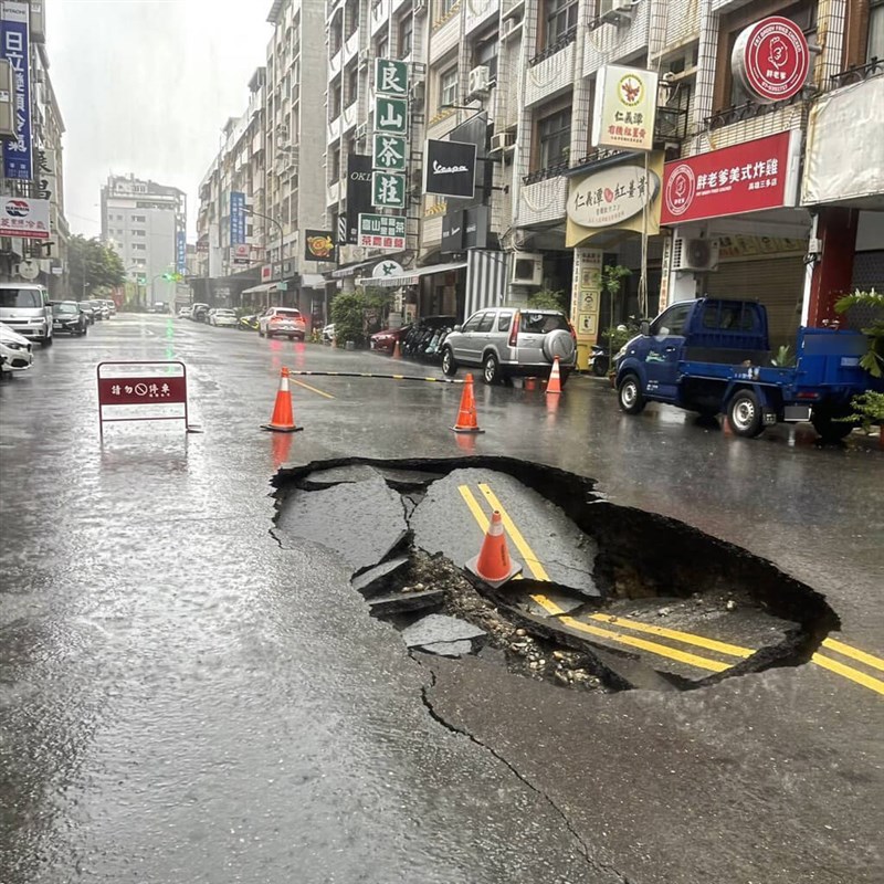 Sebuah lubang runtuhan di Jalan Guangxi, Distrik Qianzhen, Kaohsiung, pada hari Senin. (Sumber Foto : Dokumentasi Biro Sumber Daya Air Kota Kaohsiung). 