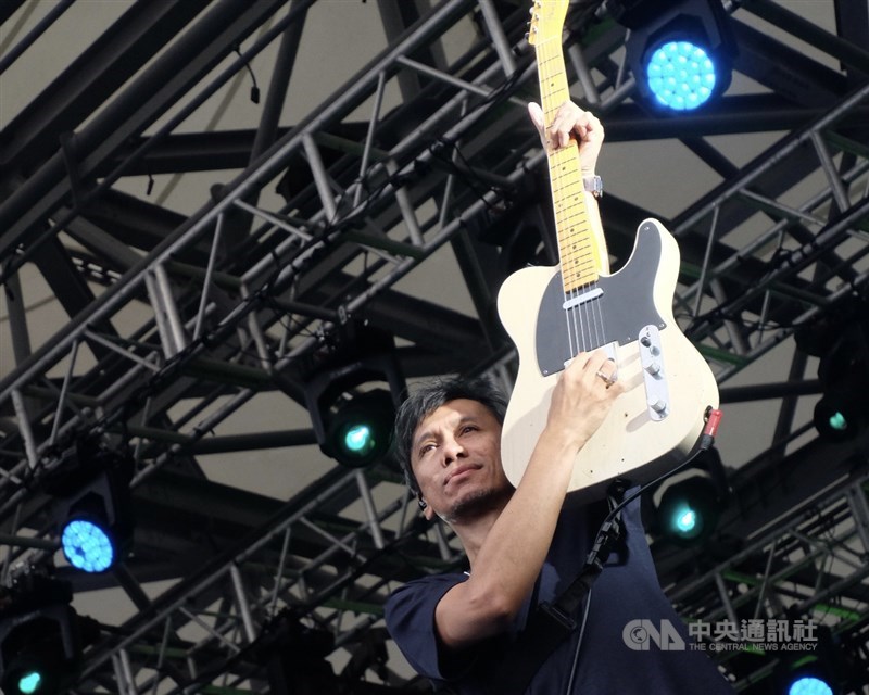 Gitaris Sheila on 7, Eross Candra saat tampil di Festival Budaya Indonesia di New Taipei City Hall, 23 Agustus 2026. (Sumber foto: CNA)