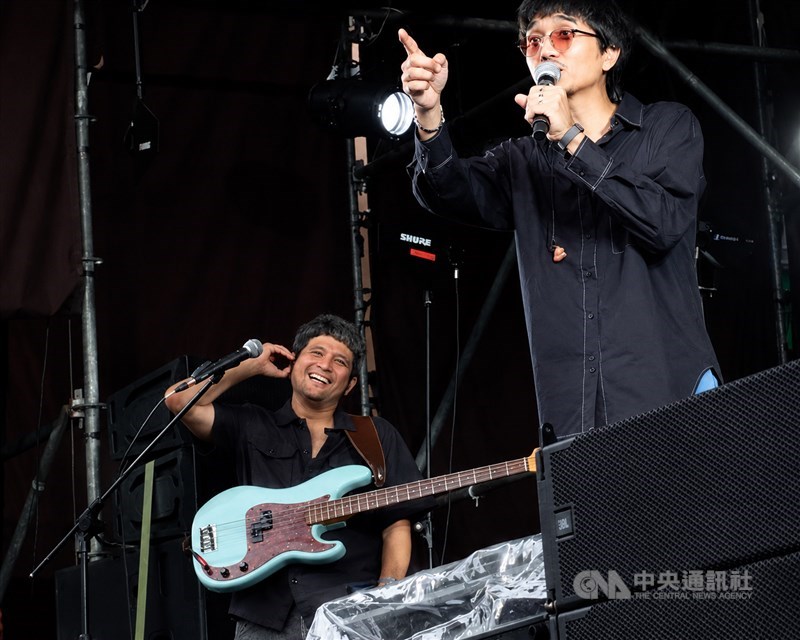 Pemain bas Sheila on 7, Adam bersama Duta di Festival Budaya Indonesia di New Taipei City Hall, 23 Agustus 2026. (Sumber foto: CNA)