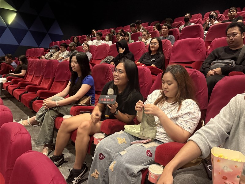 Kiki (memegang mic) karyawan swasta yang bekerja di Taoyuan ini mengatakan jika film tersebut sangat seru. (Sumber Foto : CNA, 23 Agustus 2026).