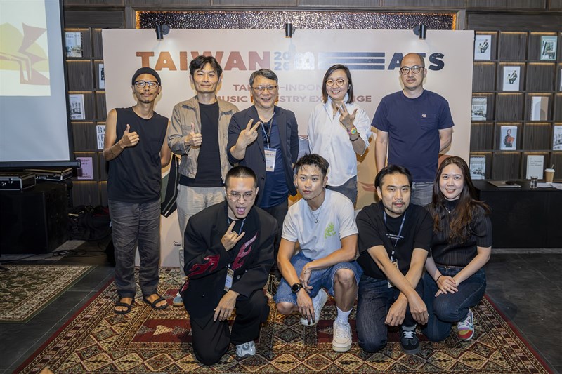Delegasi Taiwan berfoto bersama Wakil Menteri Ekonomi Kreatif Republik Indonesia, Irene Umar (berdiri, dua dari kiri) dan pihak LaLaLa Festival, Donny Heru (berdiri ujung kiri) di acara Taiwan Beats di Jakarta. (Sumber foto: Taiwan Beats)