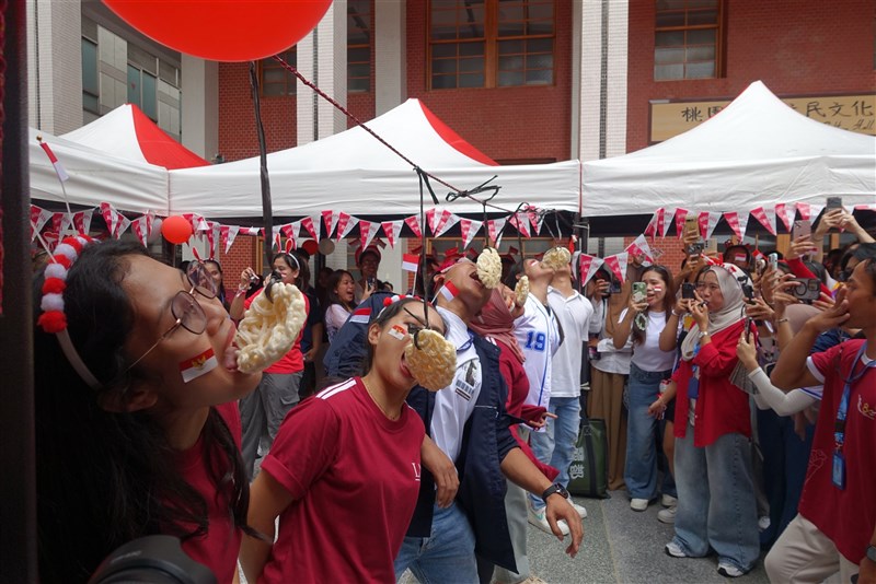 Ratusan orang Indonesia berkumpul di depan pusat kebudayaan imigran baru kota Taoyuan pada Minggu (23/8) untuk mengikuti aneka ragam kegiatan lomba memperingati kemerdekaan RI ke-81. (Sumber Foto : HIMMAS UTT)