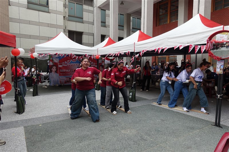 Lomba Bakiak. (Sumber Foto : HIMMAS UTT).
