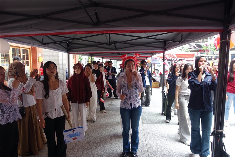 Puluhan peserta mengantri ikut lomba. (Sumber Foto : HIMMAS UTT).