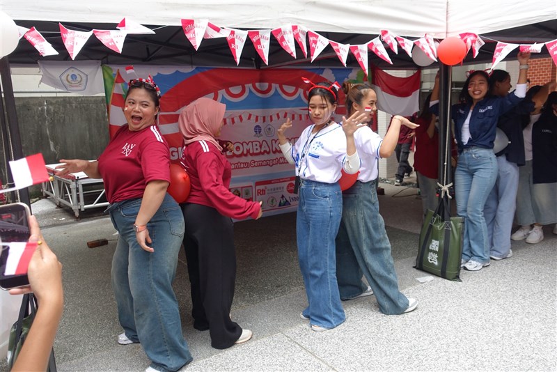 Lomba himpit balon. (Sumber Foto : HIMMAS UTT).