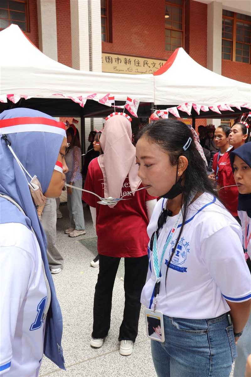 Lomba membawa kelereng dengan sendok. (Sumber Foto : HIMMAS UTT).