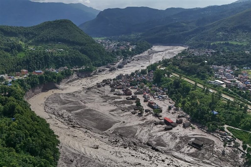 Tanah longsor pada Rabu menutupi sebagian area pegunungan di Nepal, membuat beberapa rumah terancam. (Sumber Foto : Associated Press)