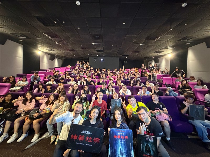 Pemutaran "The Rope Curse 4: Kuntilanak" di hari pemutaran perdananya pada Kamis, dihadiri aktor Indonesia Ferry Salim (depan, kiri). (Sumber Foto : WOWing Entertainment Group)