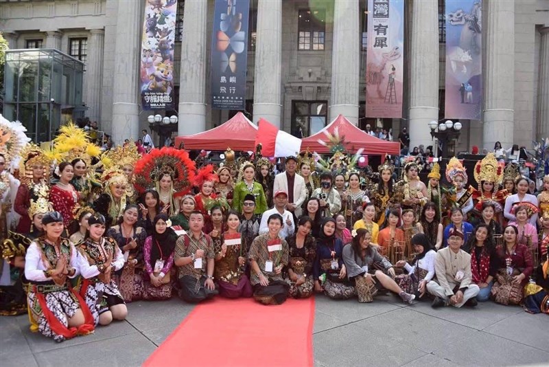 Henry bersama teman-teman Indonesia setelah tampil menari di festival Indonesia. (Sumber Foto : Henry Hsu).