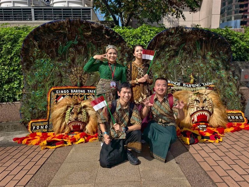 Henry (kiri depan membawa bendera) di salah satu festival Indonesia. (Sumber Foto : Henry Hsu).