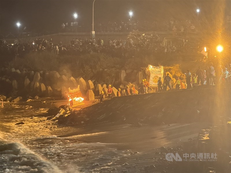Pelepasan lentera air Festival Zhongyuan di Kota Keelung pada Rabu malam. (Sumber Foto : CNA, 26 Agustus 2026)