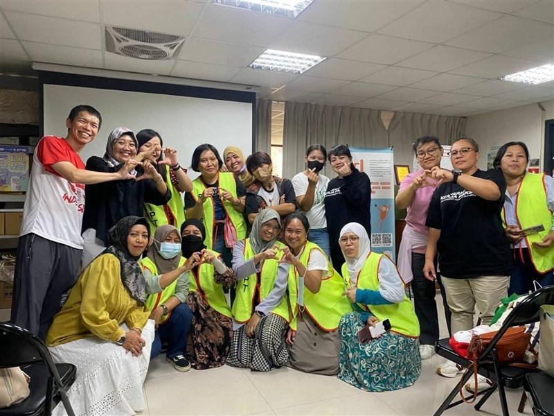 Henry (paling belakang kiri) bersama para aktivis pekerja migran. (Sumber Foto : Henry Hsu).