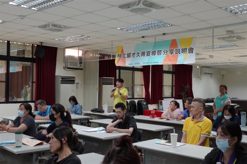 Para pemberi kerja pekerja migran menghadiri pengarahan dari Direktorat Jenderal Pengembangan Tenaga Kerja (WDA) tentang program retensi pekerja migran di Taiwan tengah dalam foto tanpa tanggal ini. (Sumber Foto : Cabang Regional Taichung-Changhua-Nantou WDA)