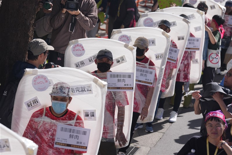 Pekerja migran yang berpakaian seperti daging kemasan berbaris di luar MOL di Taipei pada 7 Desember 2025, untuk memprotes perlakuan terhadap mereka sebagai tenaga kerja murah dan sekali pakai. (Sumber Foto : Dokumentasi CNA)