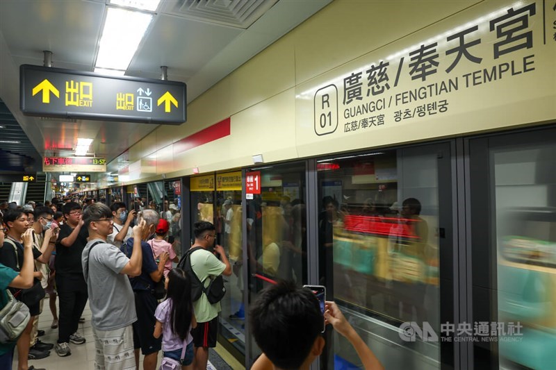Para penumpang mengambil foto dan video kereta pertama yang memasuki Stasiun MRT Taipei Guangci/Kuil Fengtian pada hari Minggu. (Sumber Foto : CNA, 30 Agustus 2026)