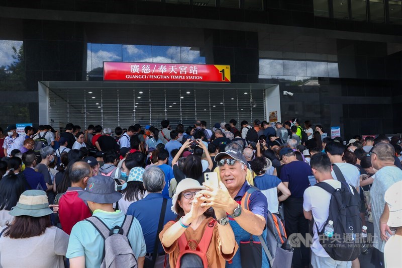 Penumpang memadati Pintu Keluar 1 Stasiun MRT Taipei Guangci/Kuil Fengtian pada hari Minggu menjelang pembukaan resmi stasiun tersebut pada pukul 14.00. (Sumber Foto : CNA, 30 Agustus 2026)