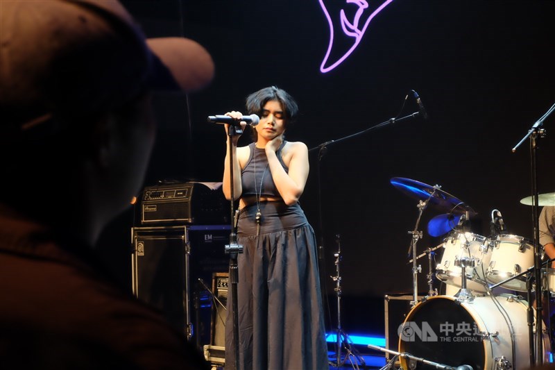 Penyanyi Indonesia INIS tampil di Festival Jam Jam Asia di Taipei, Sabtu. (Sumber Foto : CNA, 29 Agustus 2026)