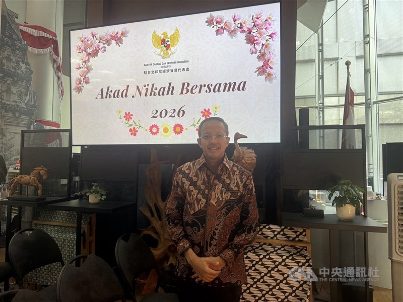 Arif Sulistiyo kepala KDEI Taipei mengatakan KDEI telah memverifikasi secara detail dan benar, jangan sampai ada yang memalsukan atau mengakali dokumen persyaratan akad nikah bersama. (Sumber Foto : CNA, 30 Agustus 2026) 