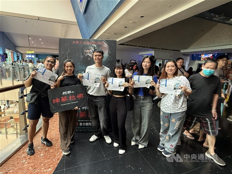 Tianna (dua dari kiri) bersama para diaspora Indonesia berfoto bersama seusai nobar di bioskop Zhongli. (Sumber Foto : Dokumentasi CNA).