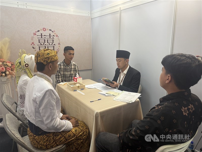 Penghulu sedang mempersiapkan akad nikah yang disertai kedua saksi di bilik pernikahan KDEI Taipei. (Sumber Foto : CNA, 30 Agustus 2026) 