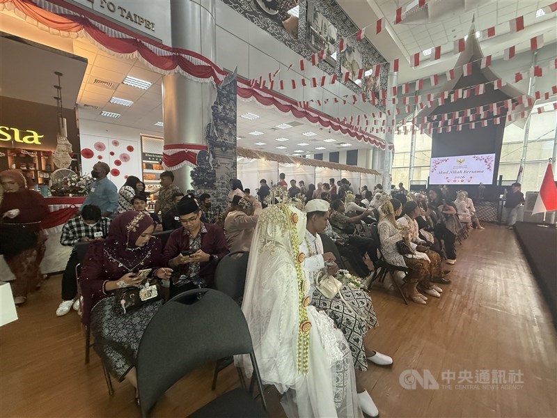 Beberapa calon mempelai menunggu untuk disahkan oleh penghulu di KDEI Taipei. (Sumber Foto : CNA, 30 Agustus 2026) 
