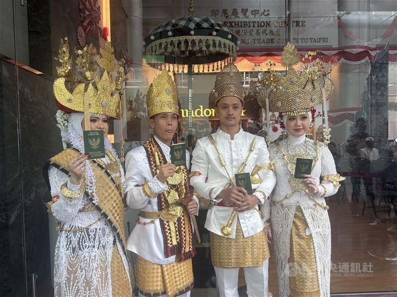 Empat pasangan yang ditemui CNA seusai akad nikah bersama mengaku mereka berbahagia meskipun harus bangun sangat pagi untuk berdandan dengan kostum pernikahan tradisional Indonesia. (Sumber Foto : CNA, 30 Agustus 2026) 
