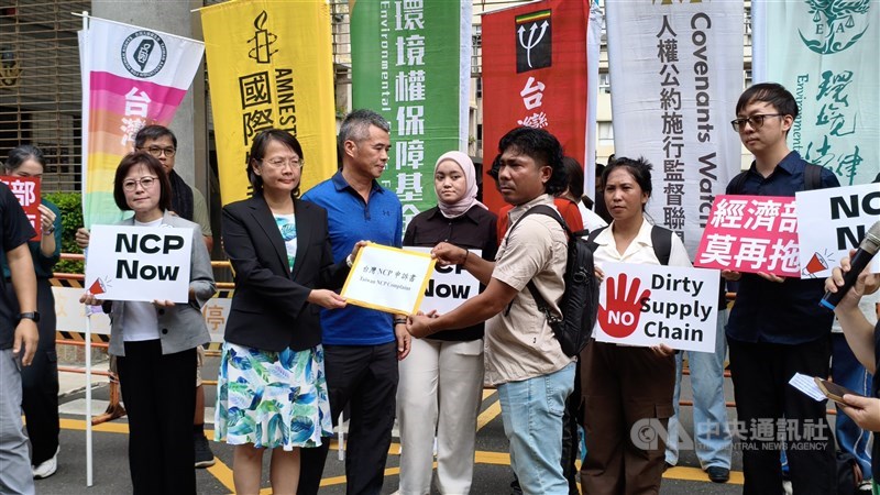 Pejabat Kementerian Urusan Ekonomi Taiwan Chen Ai-lan (depan, kiri) menerima surat pengaduan Titik Kontak Nasional pada Selasa. (Sumber Foto : CNA, 1 September 2026)