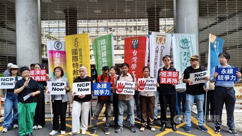 Aksi di depan gedung Kementerian Urusan Ekonomi di Taipei pada Selasa, di mana sejumlah kelompok masyarakat sipil Taiwan dan Indonesia menyerahkan pengaduan Titik Kontak Nasional pertama. (Sumber Foto : CNA, 1 September 2026)