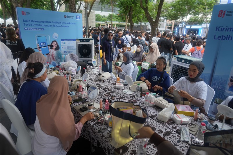 Lokakarya tata rias diadakan pada Minggu (23/8) bertempat di area Festival Budaya Indonesia New Taipei City Government Civic Plaza. (Sumber Foto : BRI Peduli).